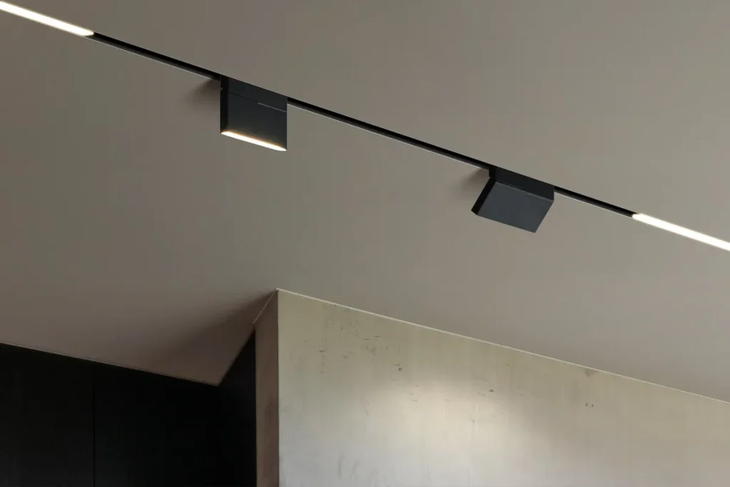 چراغ مگنتی یا magnetic track light که یکی از پرکاربردترین چراغ ها در پروژه های نورپردازی هستند