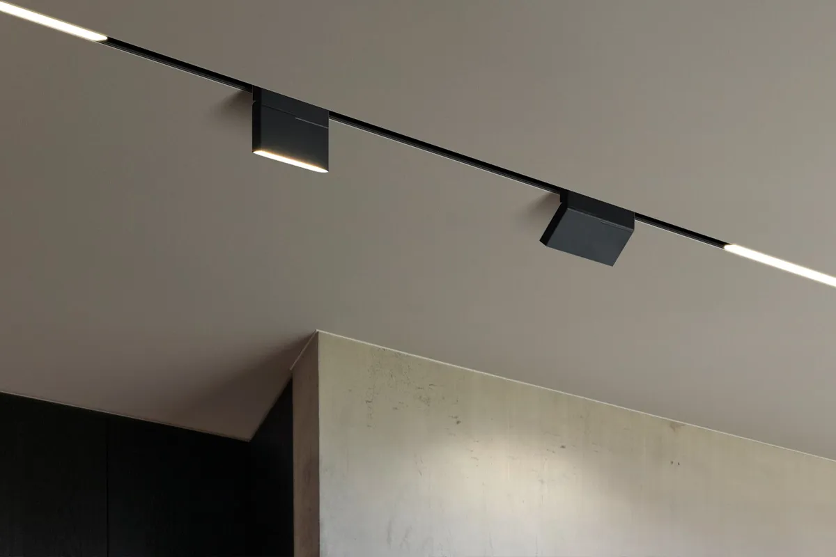 چراغ مگنتی یا magnetic track light که یکی از پرکاربردترین چراغ ها در پروژه های نورپردازی هستند