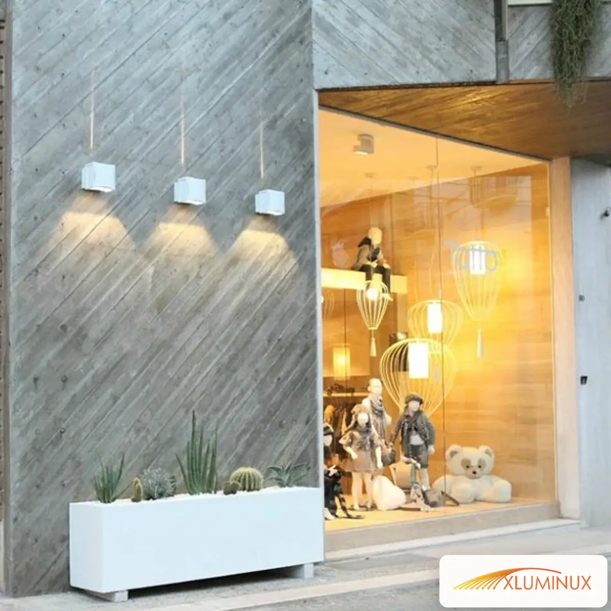 تصویر یک فروشگاه شیک و مدرن که با نورپردازی خوب، جلوه کارها را بیشتر کرده. این عکس برای نمایش بهترین روشهای نورپردازی ویترین فروشگاه برای جذب مشتری بیشتر طراحی شده است.