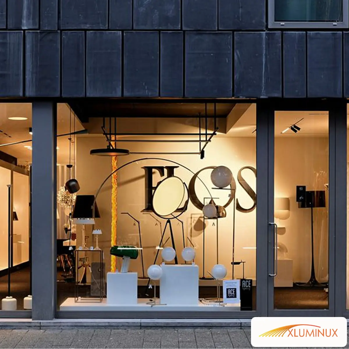 نورپردازی ویترین برای یک فروشگاه فروش لامپ و منابع نور